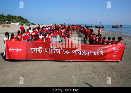 Eine Prozession wird in Island Sea Beach Saint Martin's Als pert der Internationalen Coastal Cleanup von keokradong Bangladesch, die Co veranstaltet wurden Stockfoto