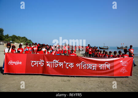 Eine Prozession wird in Island Sea Beach Saint Martin's Als pert der Internationalen Coastal Cleanup von keokradong Bangladesch, die Co veranstaltet wurden Stockfoto