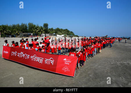 Eine Prozession wird in Island Sea Beach Saint Martin's Als pert der Internationalen Coastal Cleanup von keokradong Bangladesch, die Co veranstaltet wurden Stockfoto