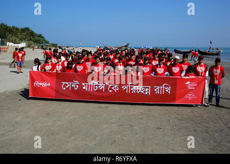 Eine Prozession wird in Island Sea Beach Saint Martin's Als pert der Internationalen Coastal Cleanup von keokradong Bangladesch, die Co veranstaltet wurden Stockfoto