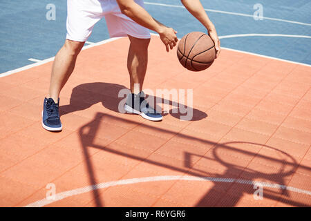 Jungen asiatischen männliche Basketball Spieler üben ball Skills auf im Hof. Stockfoto