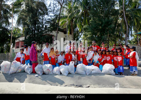 Freiwillige bis saubere Insel Meer Strand der St. Martin als pert der Internationalen Coastal Cleanup organisiert von keokradong Bangladesch, die coordin Stockfoto