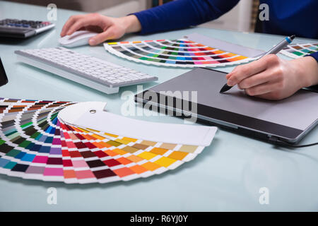 Designer's Hand Zeichnung auf Grafik Tablett Stockfoto