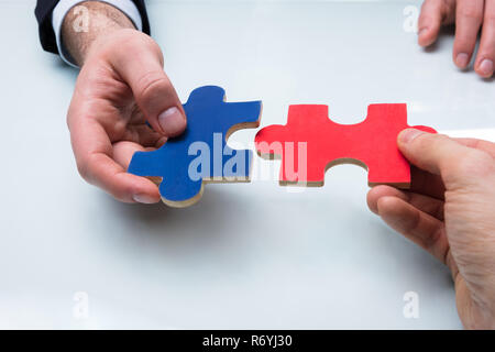 Zwei Geschäftsleute halten Puzzle Stockfoto