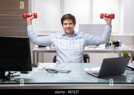 Unternehmer tun Übung mit Hantel Stockfoto