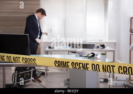 Forscher Sammeln der Beweise im Büro Stockfoto