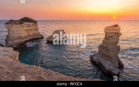 Italien, Santo Andrea Klippen in Apulien Stockfoto