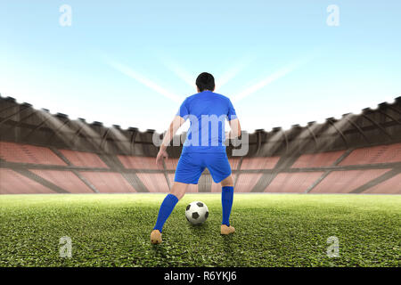 Professionelle asian football player Dribbling den Ball Stockfoto