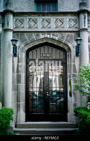 In 1917-8 gebaut, die Greystones wurden vom Architekten George H. Brunnen für die queensboro Corporation entwickelt wurde. Auf der 80th Street zwischen der 37th Ein entfernt Stockfoto