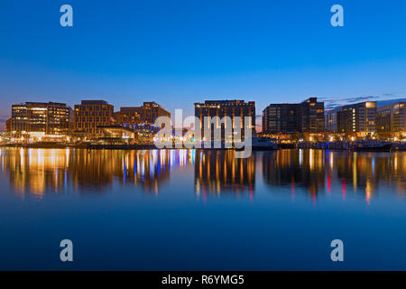 Die Wharf des US-Kapitals in der Nacht. Die Wharf ist entlang der Washington Kanal, südlich von der National Mall entfernt. Stockfoto