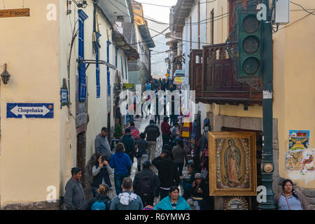 Blick auf einem überfüllten Gasse in Cusco in Peru Stockfoto