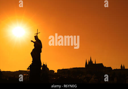 Sonnenuntergang Silhouetten der Karlsbrücke in Prag Stockfoto