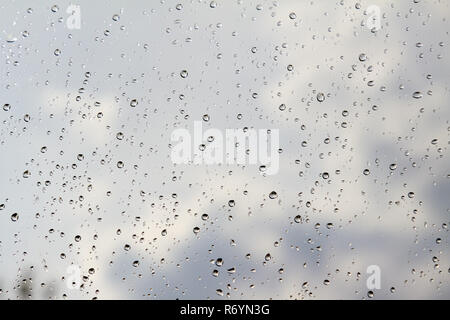 Nach einem schweren Regen, Wassertropfen Form auf einer Fensterscheibe. Stockfoto