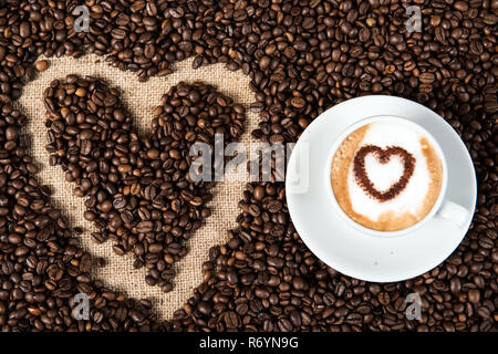 Cappuccino auf eine Menge Kaffee Bohnen Stockfoto