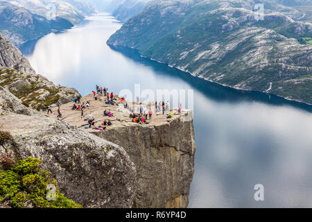 Preikestolen, preikestolen am Lysefjord (Norwegen). Eine berühmte Touristenattraktion Stockfoto