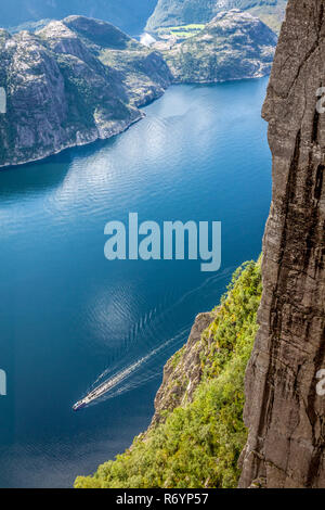 Preikestolen, preikestolen am Lysefjord (Norwegen). Eine berühmte Touristenattraktion Stockfoto