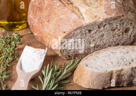 Ligurisches Bauernbrot mit Rosmarin und Thymian Stockfoto