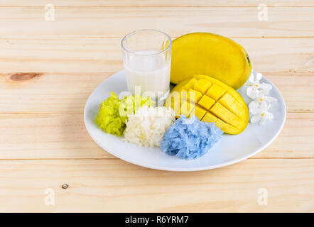 Mango und Naturfarbene klebrigen Reis mit Kokosmilch, thailändisches Dessert Stockfoto