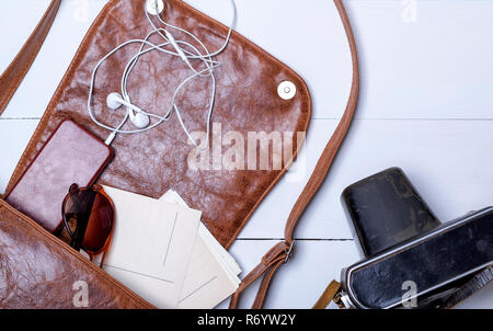 Öffnen Sie weibliche braune Ledertasche Stockfoto