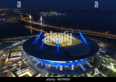 Stadion Zenith Arena bei Nacht. Durch multi Beleuchtet - farbige Lichter das Stadion bei Nacht. Stockfoto