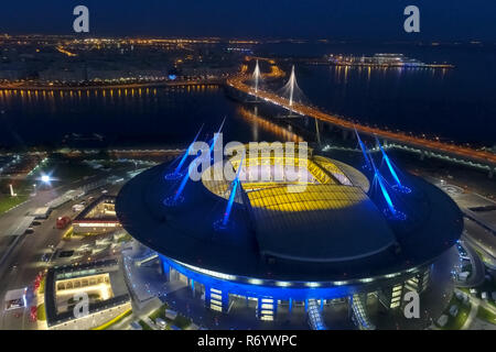 Stadion Zenith Arena bei Nacht. Durch multi Beleuchtet - farbige Lichter das Stadion bei Nacht. Stockfoto