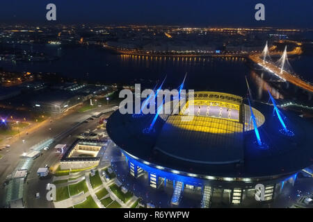 Stadion Zenith Arena bei Nacht. Durch multi Beleuchtet - farbige Lichter das Stadion bei Nacht. Stockfoto