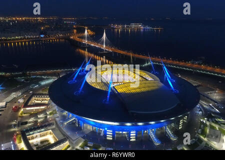 Stadion Zenith Arena bei Nacht. Durch multi Beleuchtet - farbige Lichter das Stadion bei Nacht. Stockfoto