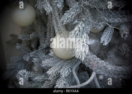 Eine Nahaufnahme von weißen Weihnachten Baum mit silbernen Ornamenten Stockfoto