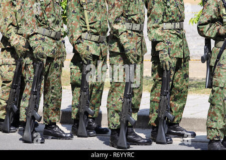 Japanische bewaffneten marschierenden Soldaten mit Gewehr, Japan Self Defense Forces Stockfoto