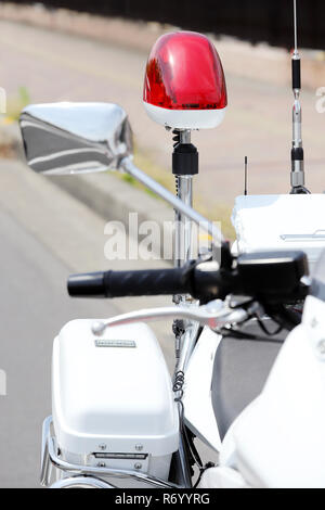 Japanische Polizei Motorrad mit rote Lampe auf der Straße Stockfoto