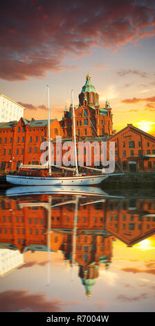 Damm in Helsinki im Sommer abends, Finnland. Stockfoto