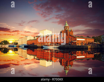 Damm in Helsinki im Sommer abends, Finnland. Stockfoto