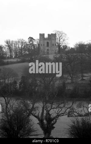 Powderham Castle Belvedere Torheit Tower. Strawberry Hill Romantischen gotischen Ruine auf der Spitze eines Hügels Ackerland. Exe Estuary, South Devon, Großbritannien. Stockfoto