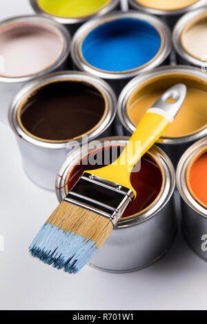 Blechdosen mit Farbe und Pinsel Stockfoto