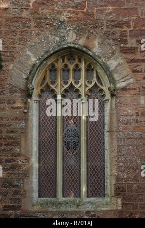 St Clement's Parish Church, Powderham, Devon, Großbritannien. Gotisches Fenster im Roten Turm, Mittelalterliche Sakralarchitektur. Stockfoto