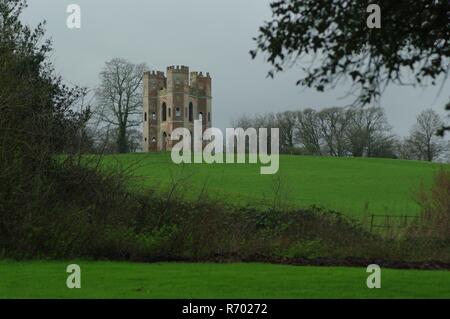 Powderham Castle Belvedere Torheit Tower. Strawberry Hill Romantischen gotischen Ruine auf der Spitze eines Hügels Ackerland. Exe Estuary, South Devon, Großbritannien. Stockfoto