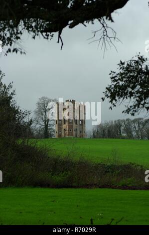 Powderham Castle Belvedere Torheit Tower. Strawberry Hill Romantischen gotischen Ruine auf der Spitze eines Hügels Ackerland. Exe Estuary, South Devon, Großbritannien. Stockfoto