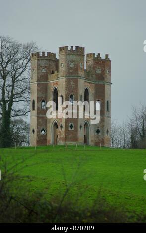 Powderham Castle Belvedere Torheit Tower. Strawberry Hill Romantischen gotischen Ruine auf der Spitze eines Hügels Ackerland. Exe Estuary, South Devon, Großbritannien. Stockfoto