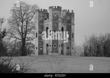 Powderham Castle Belvedere Torheit Tower. Strawberry Hill Romantischen gotischen Ruine auf der Spitze eines Hügels Ackerland. Exe Estuary, South Devon, Großbritannien. Stockfoto