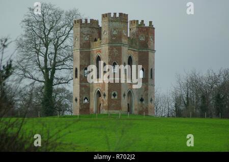 Powderham Castle Belvedere Torheit Tower. Strawberry Hill Romantischen gotischen Ruine auf der Spitze eines Hügels Ackerland. Exe Estuary, South Devon, Großbritannien. Stockfoto