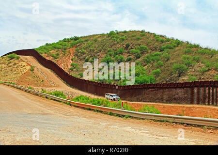 Grenze Zaun, die uns von Mexiko in der Nähe von Nogales, Arizona Stockfoto