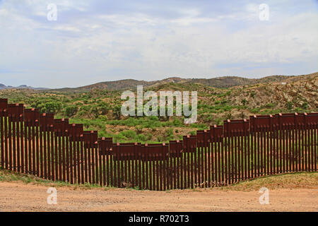 Grenze Zaun, die uns von Mexiko in der Nähe von Nogales, Arizona Stockfoto