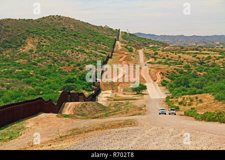 Grenze Zaun, die uns von Mexiko in der Nähe von Nogales, Arizona Stockfoto