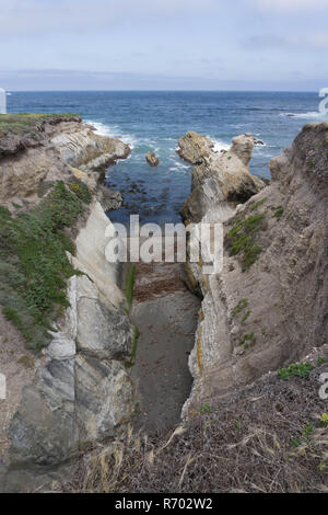 Einen felsigen Strand und Klippen mit Blick auf den Pazifischen Ozean in Monterey, CA Stockfoto