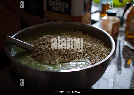 Eine Schale Matcha Grüntee Mischung und Hafer Hafer kombiniert werden über Nacht zum Frühstück, das verkauft werden soll, zu machen, Stockfoto