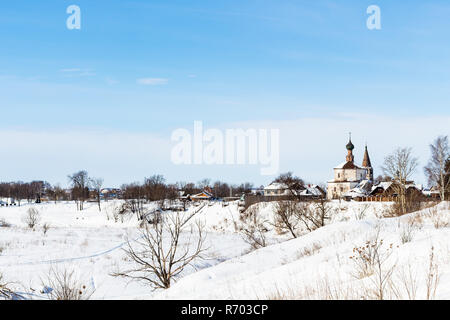 Anzeigen von Suzdal mit Heilig Kreuz Kirche im Winter Stockfoto