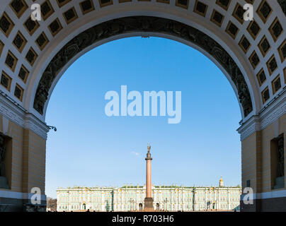 Blick auf den Schlossplatz durch Arch im Morgen Stockfoto