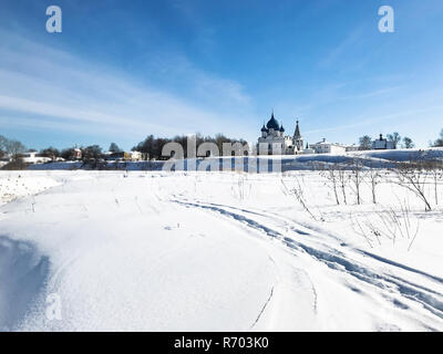 Gefrorenen Fluss und Susdaler Kreml im Winter Stockfoto