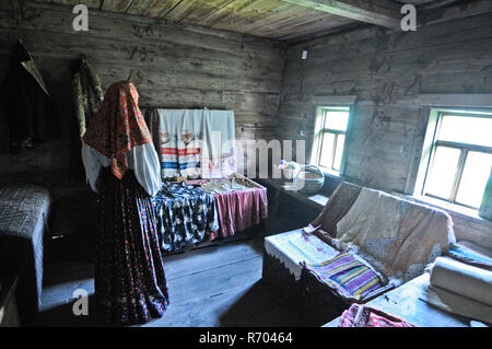 Museum für Holzarchitektur und bäuerlichen Lebens - Inneneinrichtung eines alten russischen Holzhaus, mit traditionellen Kostümen. Suzdal Stockfoto