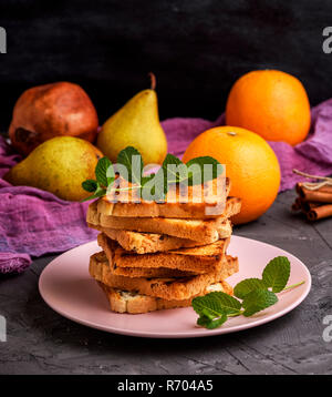 Stapel von Square getoasteten Brotscheiben Stockfoto